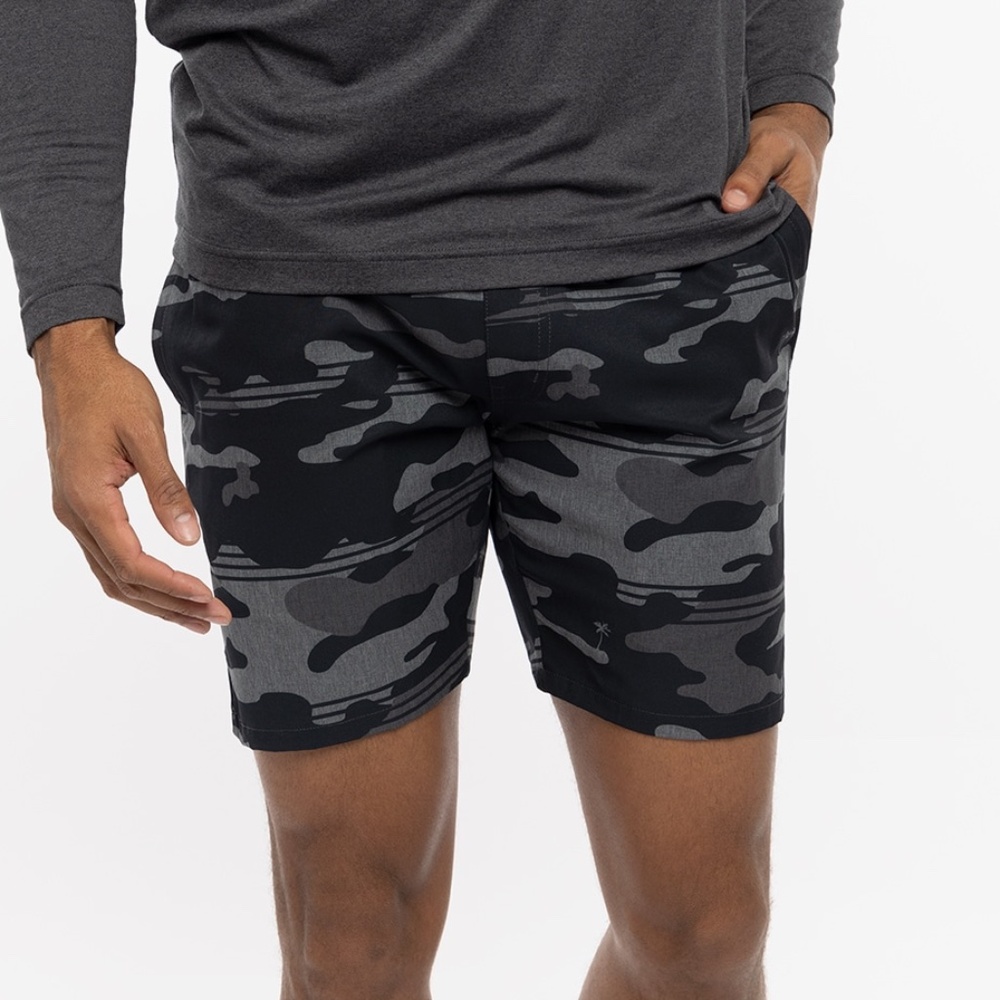 Travis Mathew Men's Active Short 7" Elastic‎ Waistband Medium Black/Gray Camo